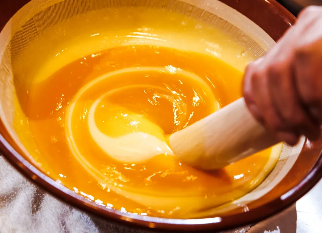 卵黄に白身魚のすり身を合わせる様子